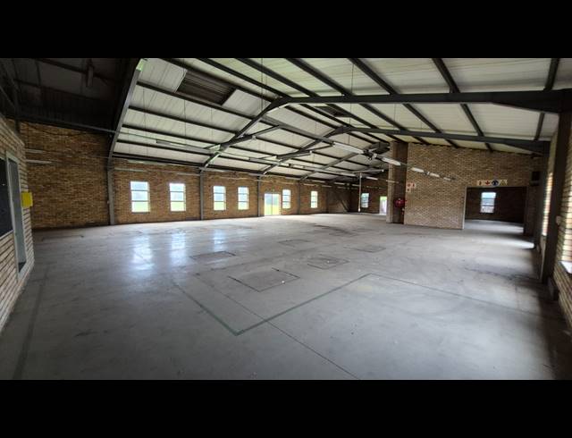 2,450M² WAREHOUSE TO LET IN APEX